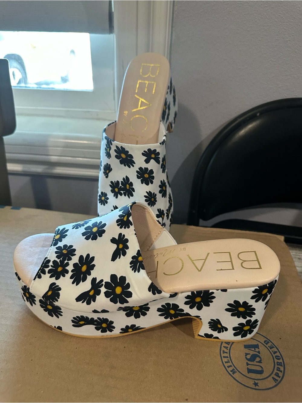 Matisse White Floral Platform Mules with Black Daisies - Picture 7 of 7
